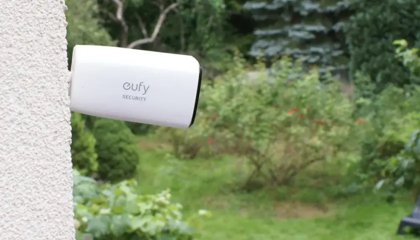 Kamera Eufy Security zamontowana na ścianie zapewnia monitoring działki przez internet mobilny.