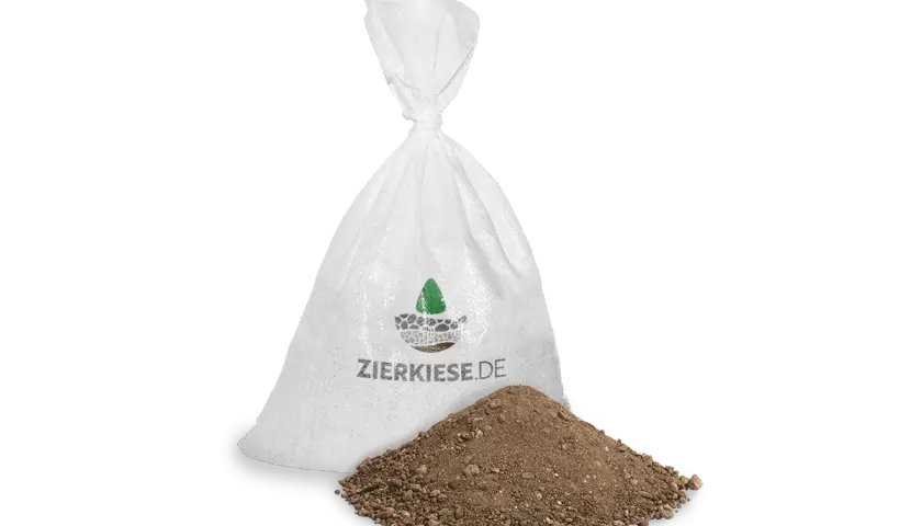 Sack mit Mutterboden und daneben ein Haufen Erde. Informieren Sie sich, was kostet Mutterboden für Ihr Gartenprojekt.