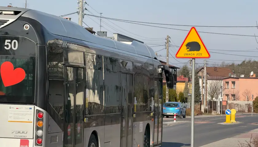 Znaki drogowe na osiedlu: Uniknij kary, postaw je legalnie!