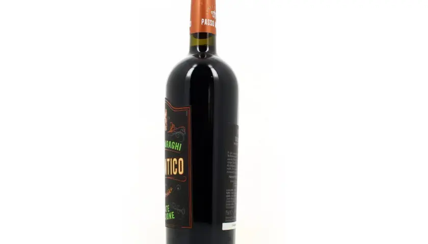 Bouteille de vin rouge "Isola dei Nuraghi", avec une étiquette noire ornée de motifs dorés et verts.