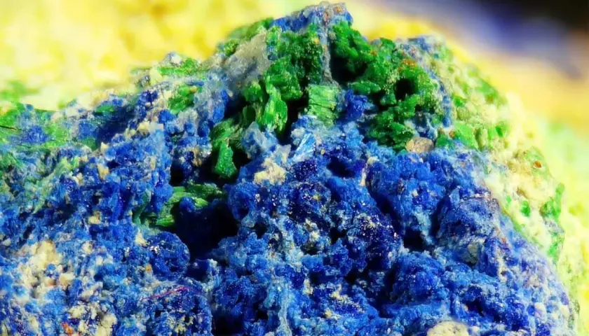 Nahaufnahme von Azurit und Malachit, die wie eine Miniaturlandschaft mit tiefblauen und smaragdgrünen Mineralien aussieht.