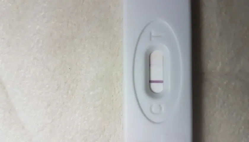 Test ciążowy z jedną kreską. Brak okresu, test negatywny.