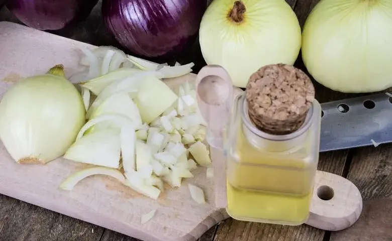 Sok z cebuli na co pomaga? Właściwości lecznicze i zastosowanie w domowym leczeniu
