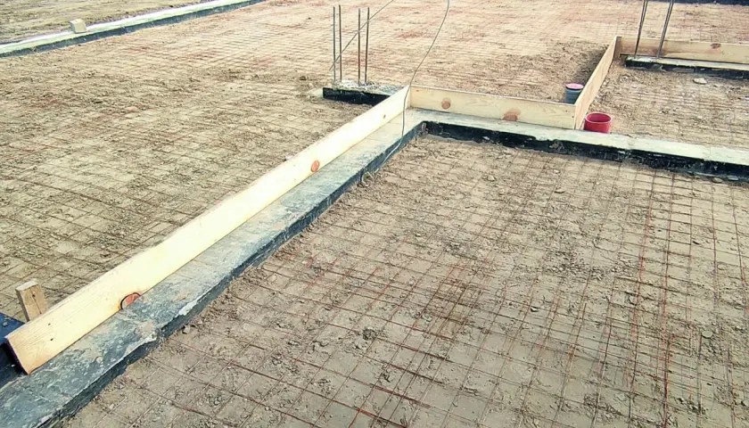 Fundament pod budowę z siatką zbrojeniową i szalunkiem. Czekamy na beton, by sprawdzić, ile cm chudziaka będzie potrzebne.
