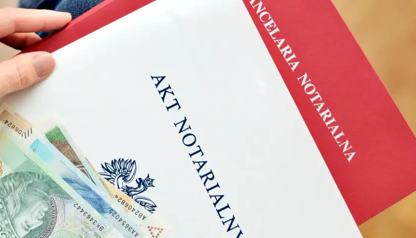 Akt notarialny i polskie banknoty. Dokument z kancelarii notarialnej, być może dotyczy umowy depozytu.