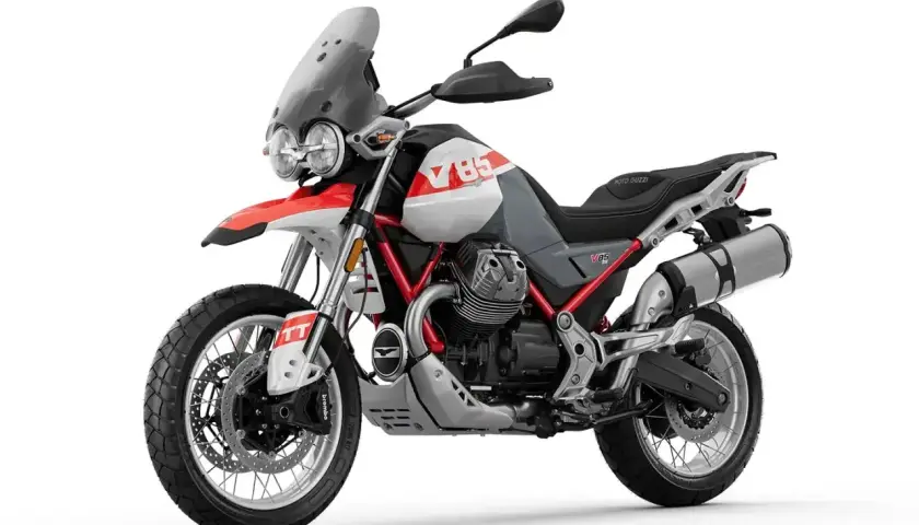 Moto Guzzi V85 TT, una moto de aventura con estilo retro, lista para explorar caminos.