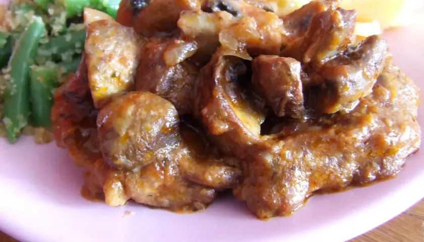 Karkówka z pieczarkami w sosie, podana z zieloną fasolką i purée. Pyszny obiad!