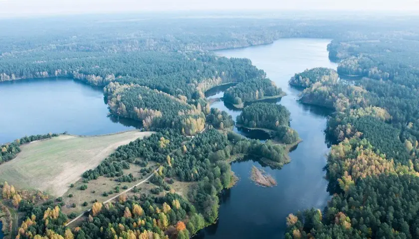 Malowniczy krajobraz z lotu ptaka: jeziora, lasy i pola. Tleń atrakcje przyrodnicze zachwycają jesiennymi barwami.