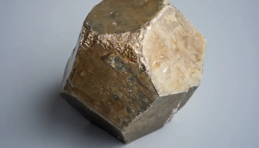 Ein facettierter Markasit-Kristall mit metallischem Glanz. Seine natürliche Markasit Wirkung wird oft mit Stärke und Schutz assoziiert.