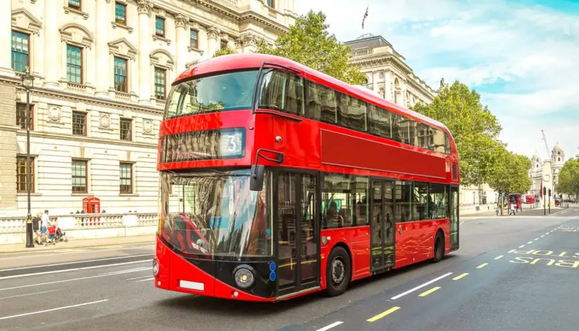 Klasyczny czerwony autobus piętrowy w drodze z lotniska Luton do centrum Londynu.