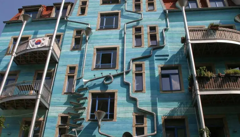 Ein Haus in Dresden mit einer faszinierenden Fassade, die wie eine musikalische Skulptur wirkt. Ein echter Geheimtipp für Kunstliebhaber!