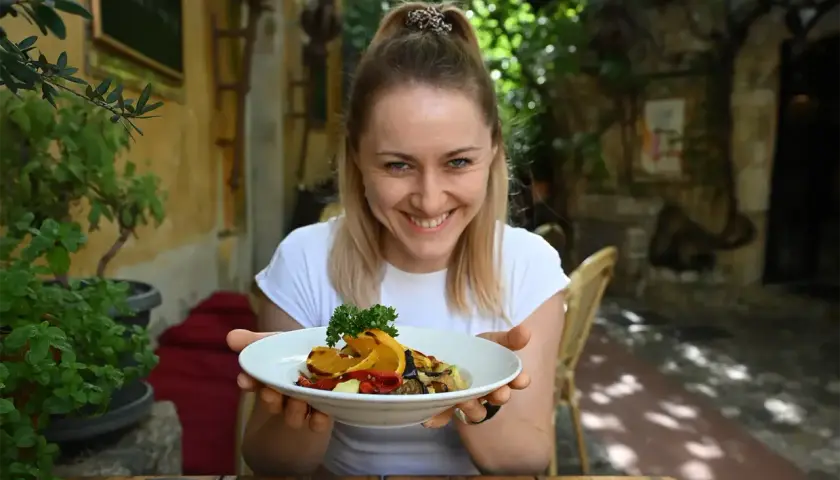 Czy jedzenie w nocy tuczy? Odkryj prawdę o przybieraniu na wadze