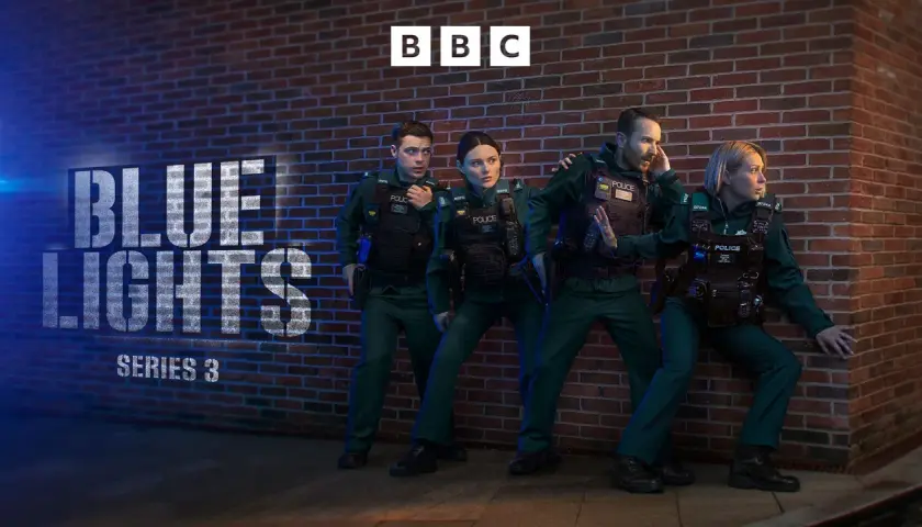 Poliser i mörkgröna uniformer, med texten "BLUE LIGHTS SERIES 3" och BBC-logotypen. Blåa ljus lyser upp scenen.