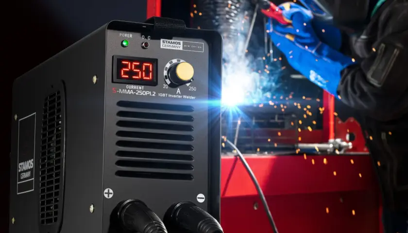 Spawarka inwertorowa IGBT z cyfrowym wyświetlaczem prądu 250A, w akcji z iskrzącym łukiem spawalniczym.