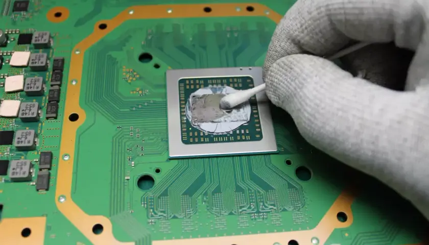 PS4 Pro hałasuje? Wymiana pasty krok po kroku cicha konsola!