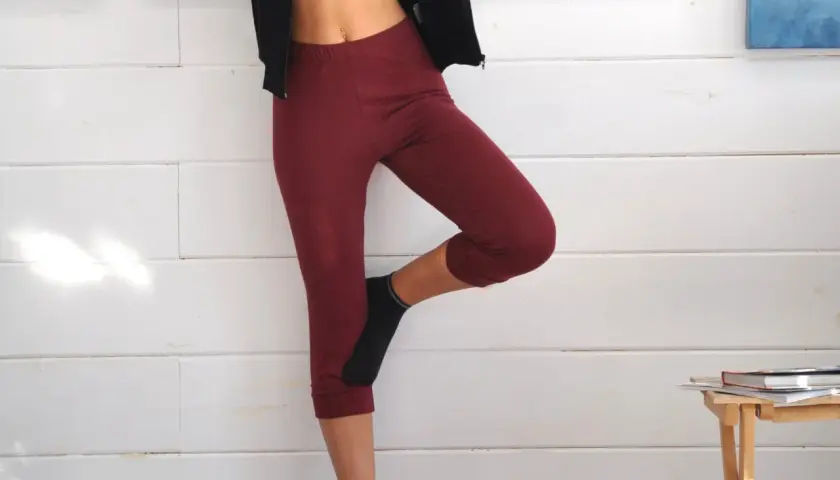 Une personne en pantalon de **spandex**, c'est quoi ? Ce pantalon moulant et extensible est parfait pour le mouvement.