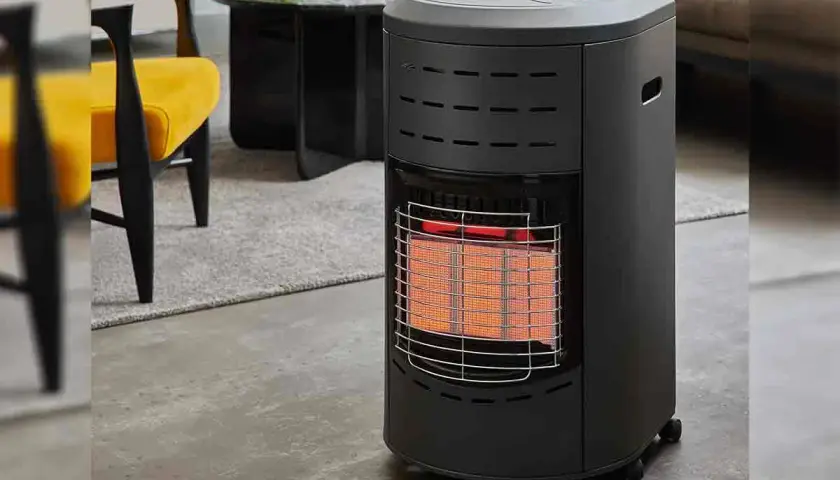 Chauffage gaz infrarouge, avec sa grille protectrice et ses éléments chauffants rougeoyants, diffuse une chaleur réconfortante dans un salon moderne.