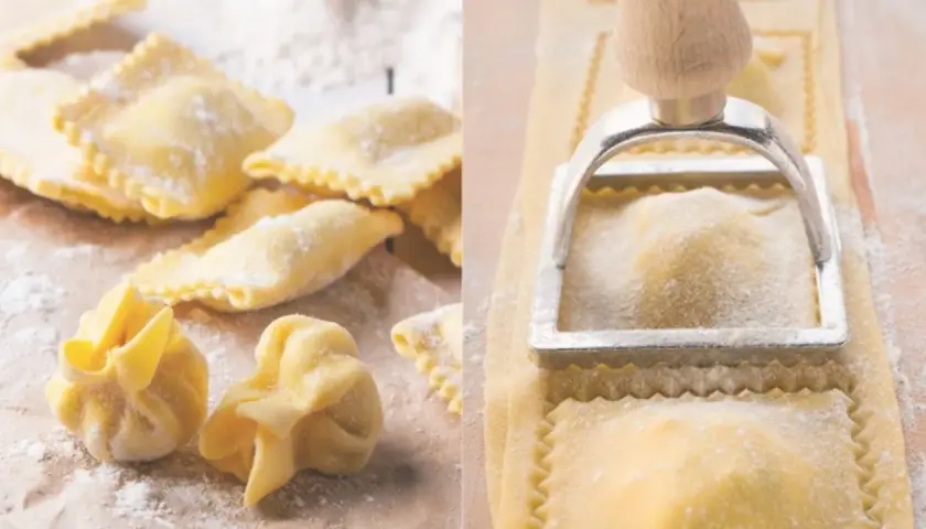 Ravioles y tortellini hechos a mano, pasta sin huevo, espolvoreados con harina, listos para cocinar.