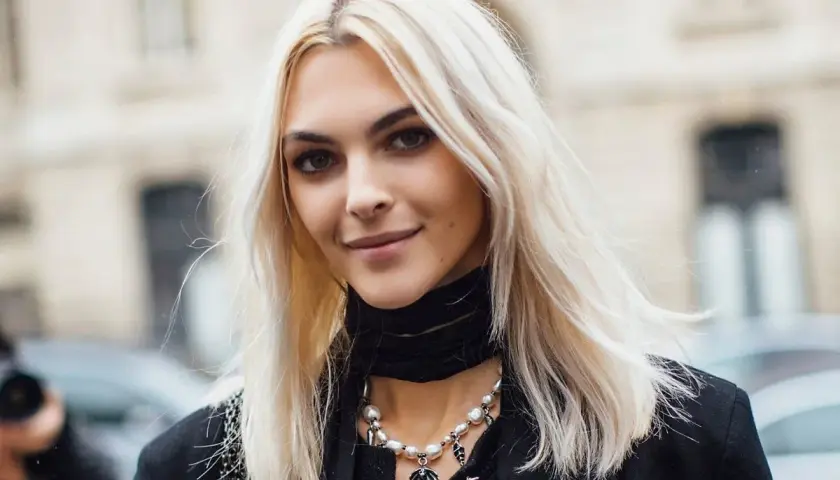 Platynowy blond komu pasuje? Ta młoda kobieta z jasnymi włosami i wyrazistymi rysami twarzy wygląda zjawiskowo w tej fryzurze.