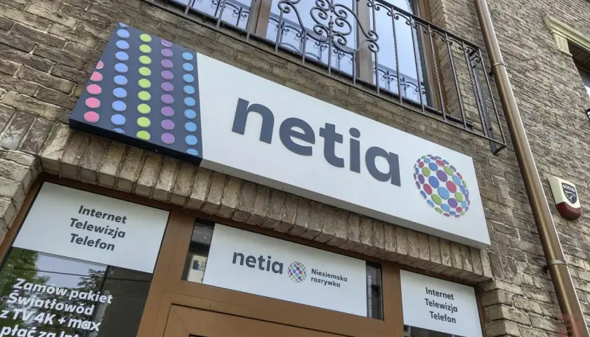 Netia: Internet i telewizja 43 zł. Oferta obejmuje światłowód, TV 4K+max.