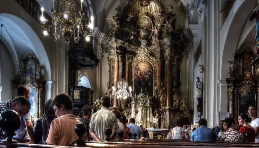 Jak przebiega msza święta? Krok po kroku wyjaśniamy jej znaczenie i symbolikę
