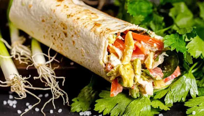 Placek tortilla: Z czym jeść? 30+ pomysłów na farsz i sosy!