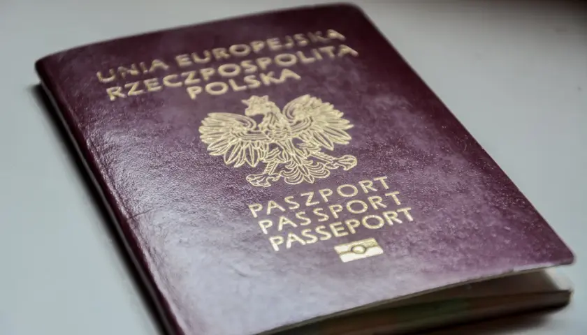Polski paszport z godłem orła i napisem "PASZPORT".