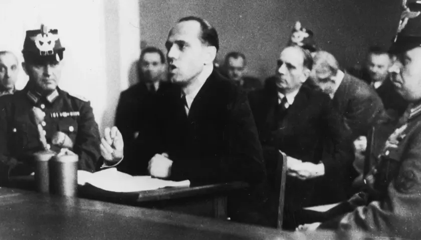 Helmuth James Graf von Moltke spricht in einem Gerichtssaal. Militärangehörige sitzen im Hintergrund.