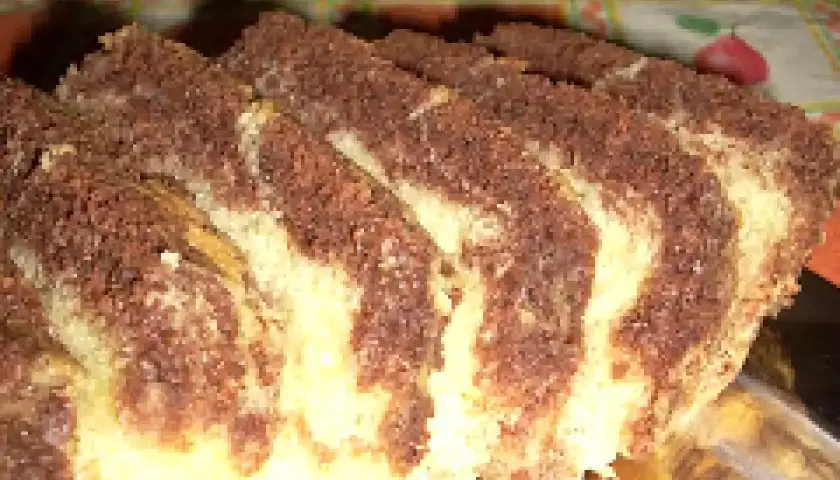 Fette di plumcake marmorizzato con striature di cacao e vaniglia, pronte per essere gustate.