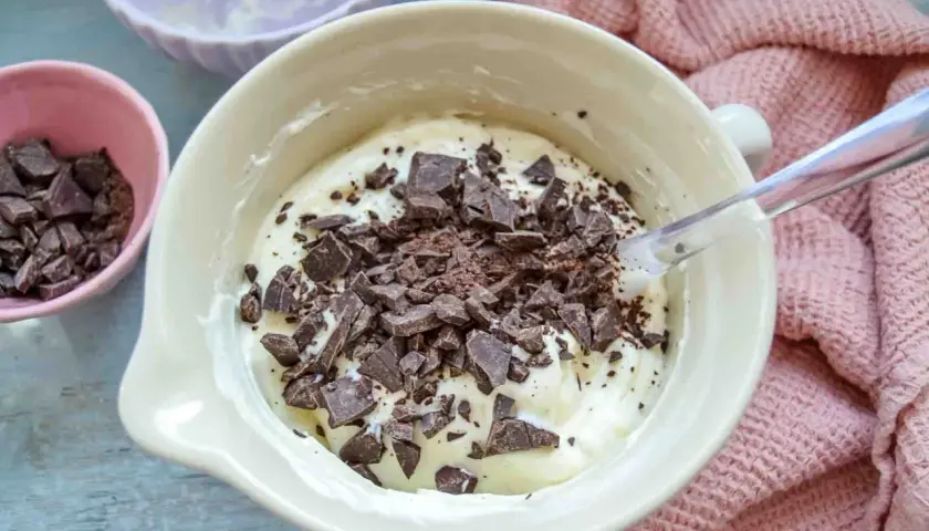 Cremige Masse mit Schokoladenstückchen, bereit für das Herrencreme Rezept.