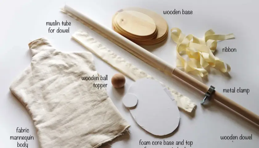 Materiales para crear un mini maniquí decorativo: tela, madera, cinta y más.