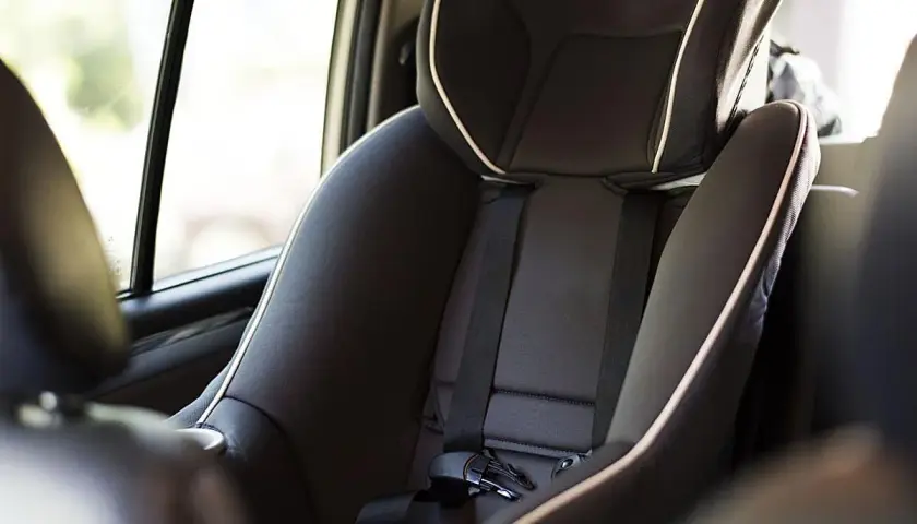Asiento de coche infantil con arnés. Preparando las medidas para ir sin silla en el coche.