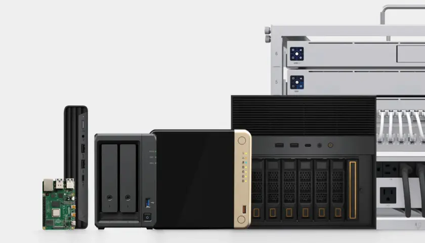 Verschiedene Geräte für ein Homeserver einrichten: Raspberry Pi, NAS-Systeme, Mini-PC und Rack-Server mit Netzwerkkomponenten.
