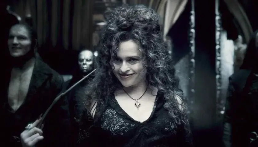 Bellatrix Lestrange aktorka, z burzą ciemnych włosów i złowieszczym uśmiechem, w otoczeniu innych postaci.