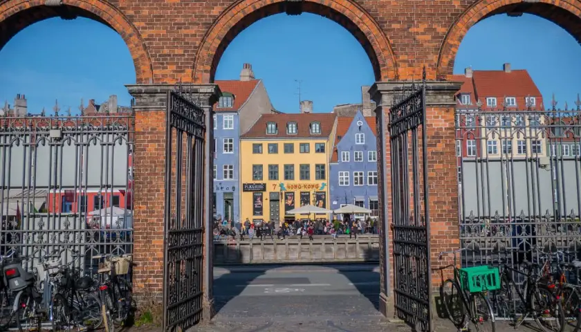 Kolorowe kamienice nad kanałem, rowerzyści i ceglane arkady. Tak wygląda Kopenhaga.