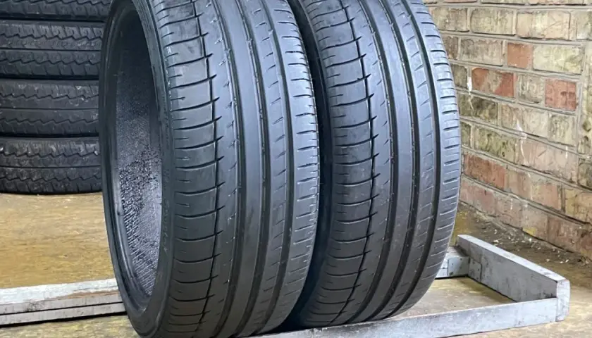 Dos neumáticos Kormoran en primer plano. Buscando kormoran road performance opiniones para tu coche.