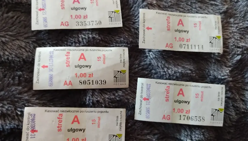 Pięć biletów komunikacji miejskiej z Poznania. Każdy kosztuje 1 zł i jest ulgowy. Dowiedz się, jak kupić bilet w autobusie, by podróżować legalnie.