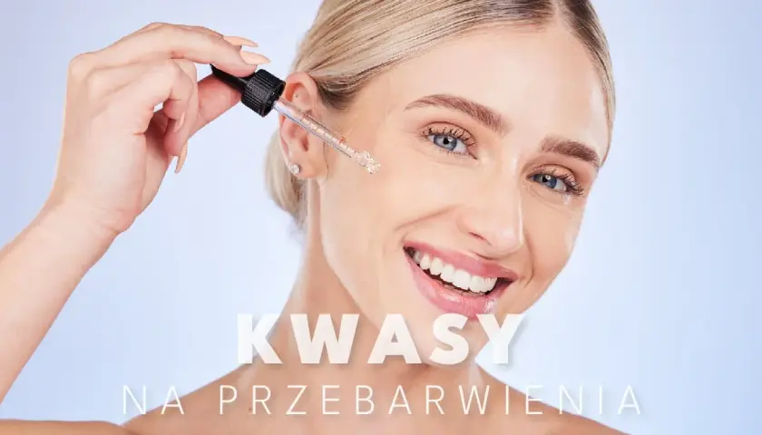 Uśmiechnięta kobieta aplikuje kroplę serum z pipety. To kwasy na przebarwienia, które pomogą uzyskać gładką cerę.