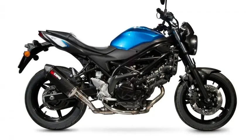 Motocicleta azul con escape Scorpion, lista para pasar la ITV cumpliendo la normativa itv escapes.