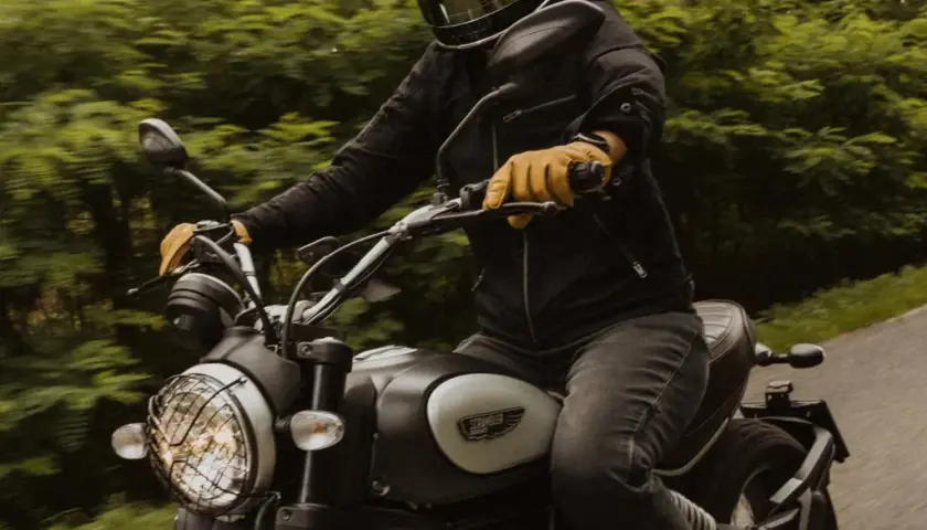 Naucz się jak szybko i łatwo zmieniać biegi w motorowerze - krok po kroku