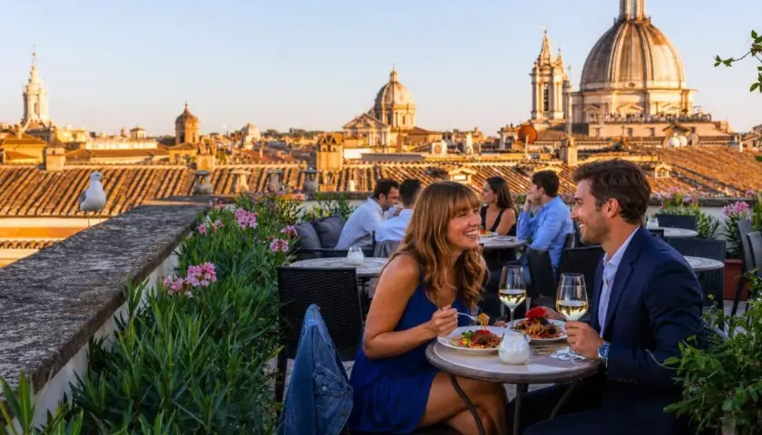 Coppia felice cena in uno dei ristoranti con vista Roma, con cupole e tetti all'orizzonte.
