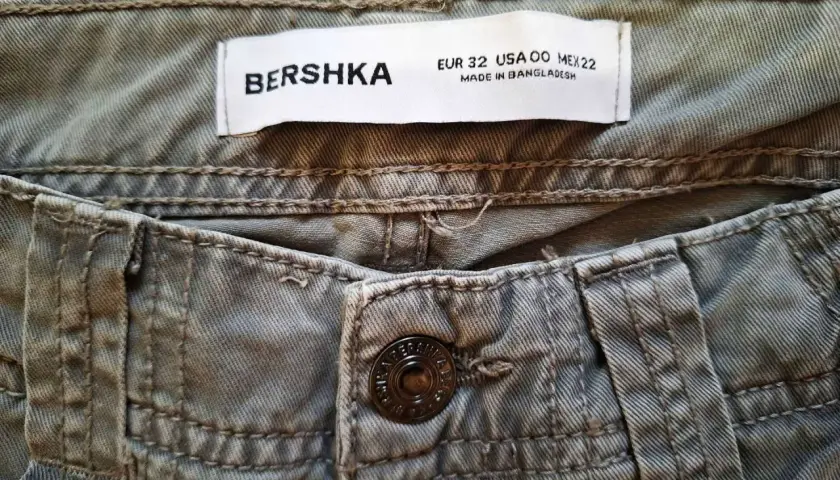 Metka z metrażem Bershka EUR 32, USA 00, MEX 22. Tabela rozmiarów Bershka pomoże Ci wybrać idealne spodnie.
