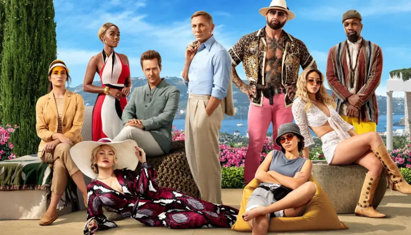 Obsada "Glass Onion: Rozwianka tajemnic" - jedne z najśmieszniejszych komedii Netflix, pozuje na tle słonecznej Grecji.