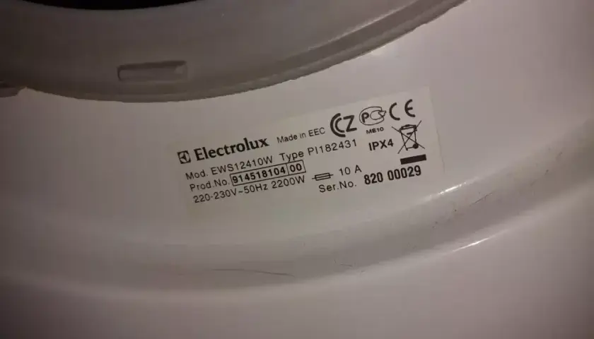 Pralka Electrolux EWS12410W z błędem E40. Na etykiecie widoczny numer seryjny 820 00029.