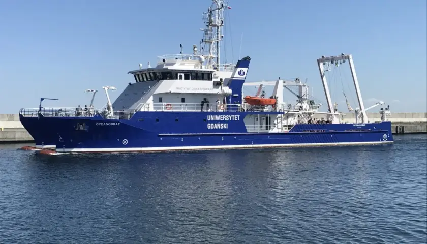 Niebieski statek badawczy "Oceanograf" Uniwersytetu Gdańskiego na wodzie.