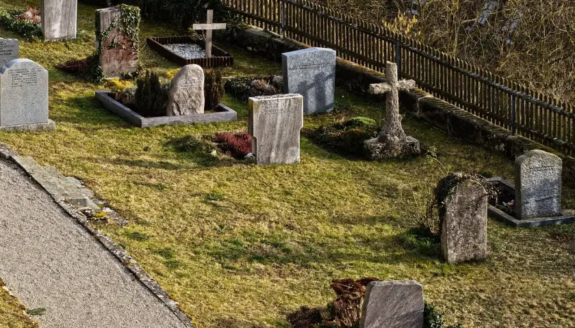 Cmentarz z nagrobkami i krzyżami. Wiele urn można pochować w takich miejscach, tworząc wieczny spokój.