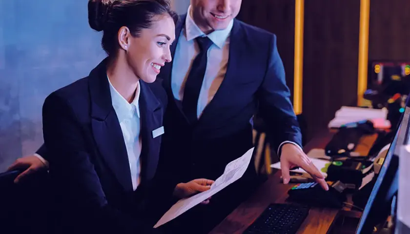 Ile zarabia recepcjonistka w hotelu? Fakty i zaskakujące różnice