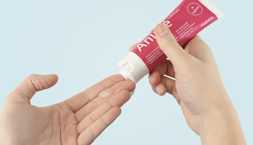 Une main applique un gel lubrifiant sur l'autre, pour soulager la vulve sèche.