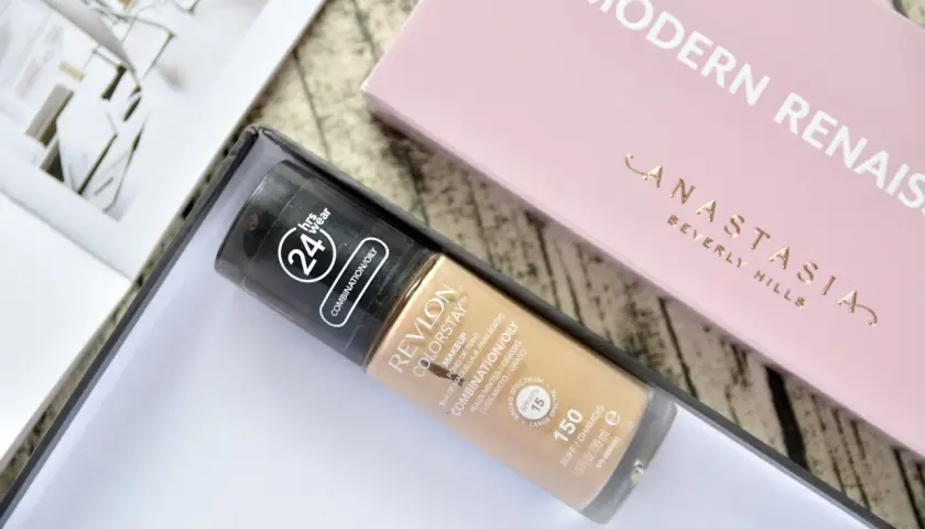 Revlon Colorstay 150 Buff/Chamois, idealny dla cery mieszanej/tłustej. Jak dobrać kolor? Ten odcień jest świetnym punktem wyjścia.