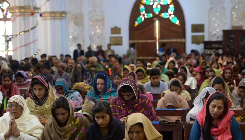 Wierni w kościele w Pakistanie, przykład różnorodności religijnej.